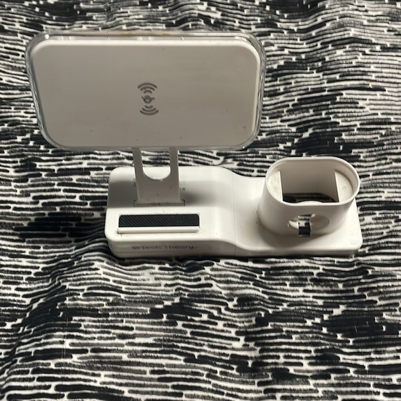 Tech Theory charging stand - Picture 3 of 4